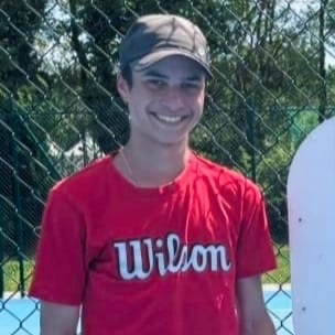 Valentin sur un court de tennis